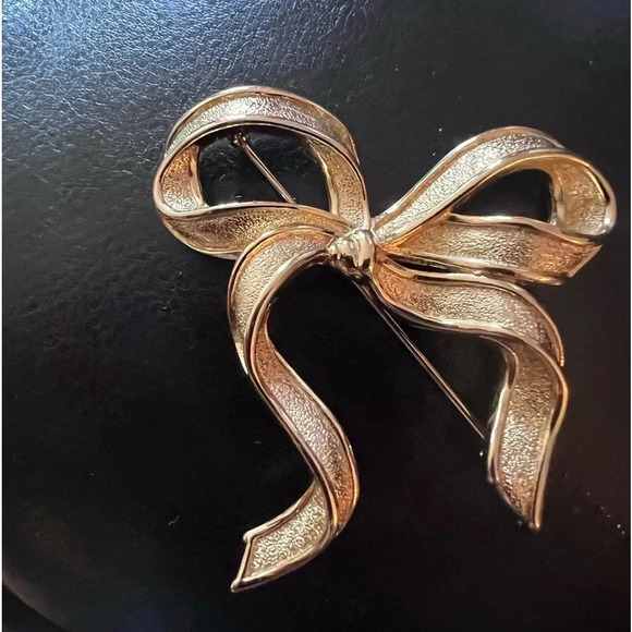 Christian Dior Gold Bow brooch - Picture 1 of 2